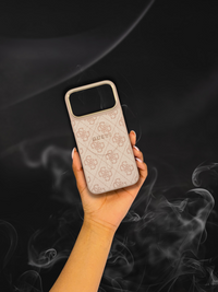 Funda GUESS Monogram – Elegancia en Tono Nude - iPhone 17 pro y Pro max