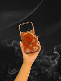 Funda Magnética GUESS – Estilo Naranja & Oro - iPhone 17 pro y Pro max