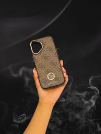 Funda Guess Crossbody Premium – Marrón/Oro - iPhone 17